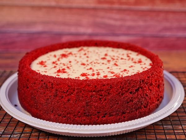 Divino Bolo Piscina Red Velvet com Leite Ninho
