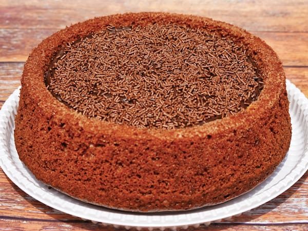 Bolo Piscina de Chocolate com muita cobertura de Brigadeiro Cremoso
