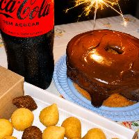 Bolo com Cobertura + 25 Salgadinhos + Refrigerante 1.5l Grátis (+Vela de Brinde)